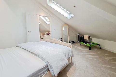 2 bedroom penthouse to rent, New Road, Brentwood