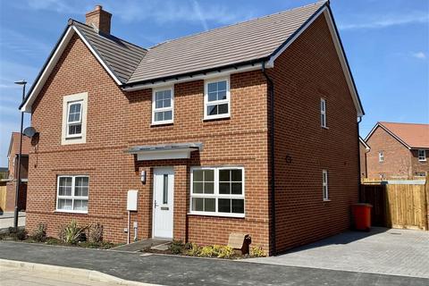 3 bedroom house to rent, Nutmeg Close, Broughton, AYLESBURY