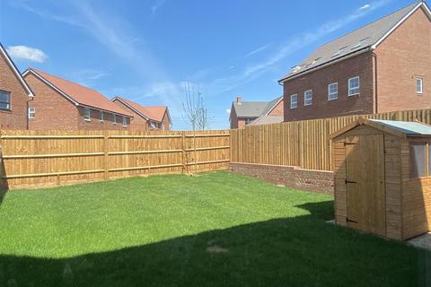 3 bedroom house to rent, Nutmeg Close, Broughton, AYLESBURY