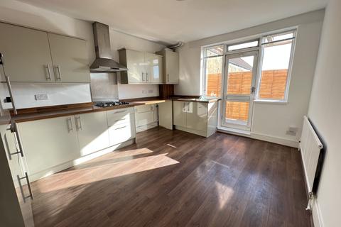3 bedroom maisonette to rent, Station Road, LONDON