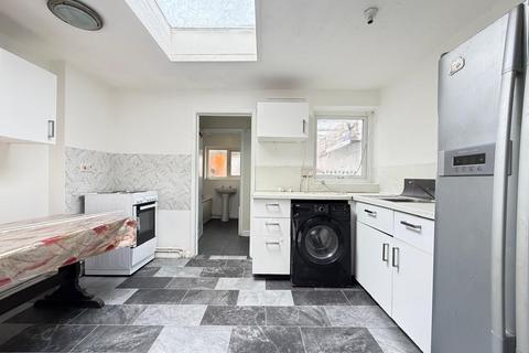 2 bedroom house to rent, Manchester Road, Swindon, SN1