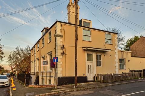 2 bedroom flat to rent, Lower Road, Orpington BR5