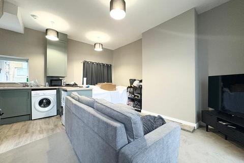 2 bedroom end of terrace house to rent, Bentfield Cottages, BRADFORD BD14