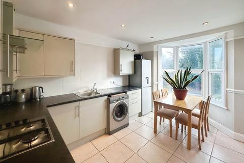 2 bedroom flat to rent, Bulkington Avenue, Worthing, BN14
