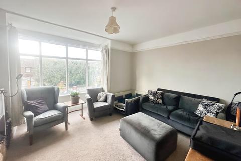 2 bedroom flat to rent, Bulkington Avenue, Worthing, BN14
