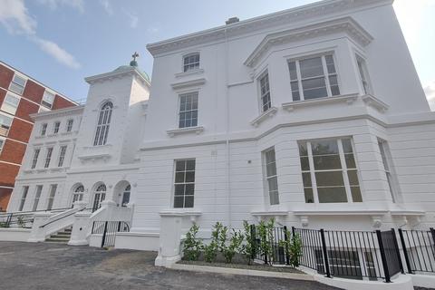 3 bedroom flat to rent, Hartington Place, Eastbourne, BN21