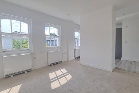 3 bedroom flat to rent, Hartington Place, Eastbourne, BN21
