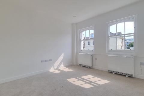 3 bedroom flat to rent, Hartington Place, Eastbourne, BN21