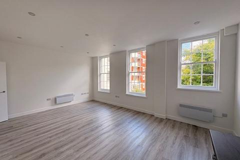 2 bedroom flat to rent, Hartington Place, Eastbourne, BN21