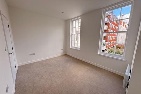 2 bedroom flat to rent, Hartington Place, Eastbourne, BN21