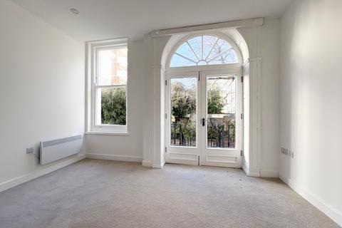2 bedroom flat to rent, Hartington Place, Eastbourne, BN21