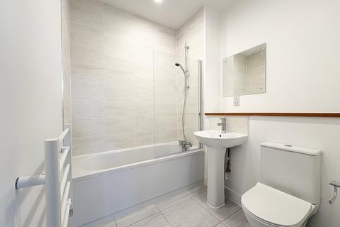 2 bedroom flat to rent, Hartington Place, Eastbourne, BN21