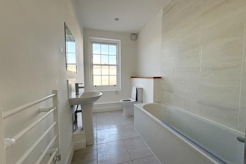 2 bedroom flat to rent, Hartington Place, Eastbourne, BN21
