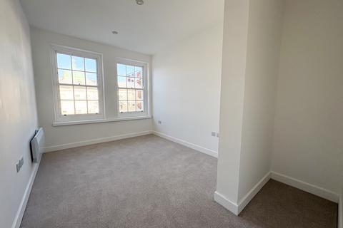 2 bedroom flat to rent, Hartington Place, Eastbourne, BN21