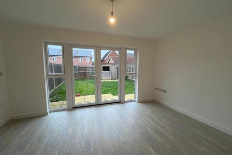 3 bedroom end of terrace house to rent, East Hall Close, Sittingbourne ME10