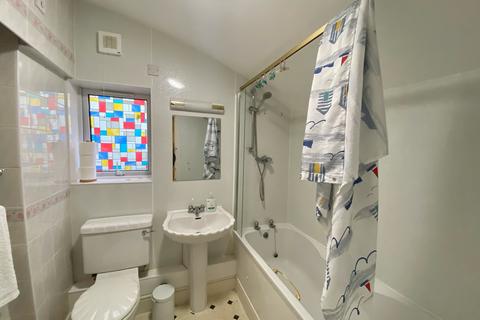 1 bedroom ground floor flat to rent, Chiswick Place, Eastbourne, BN21