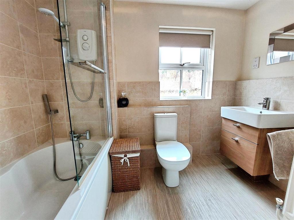 8df5ac1f-Family 20 Bathroom.jpg