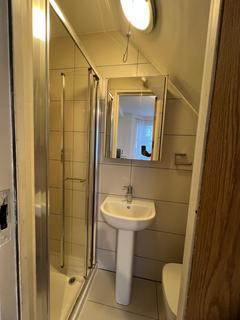 Studio to rent, Gordon Road, Hounslow TW3