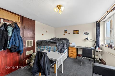 3 bedroom apartment for sale, Yelverton Road, London