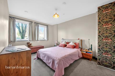 undefined, Oakleigh Road North, London