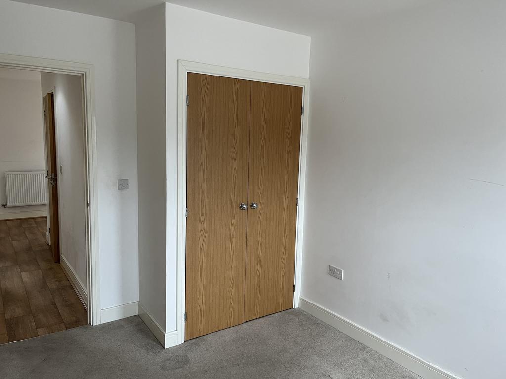 Bedroom 1 pic 2