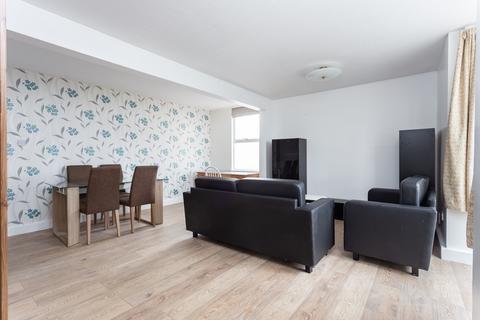 3 bedroom flat to rent, Kestrel House, 4 Grant Road, London, SW11
