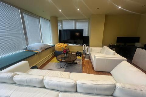 2 bedroom apartment to rent, 6 left bank, Manchester, M3