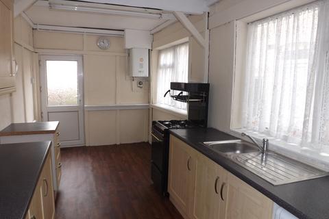 3 bedroom terraced house to rent, Redcliffe Road, Mansfield, NG18
