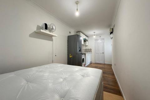 Studio to rent, Wraysbury Close, Hounslow