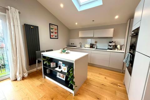 2 bedroom apartment to rent, Oak Road, Manchester, M20