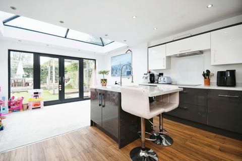 4 bedroom house to rent, Birchlands, Mansfield, NG19