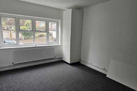 1 bedroom flat to rent, Croydon Road, Caterham, CR3