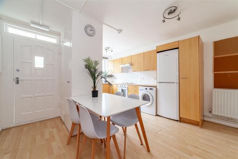 5 bedroom terraced house to rent, Danebury Avenue, Roehampton SW15
