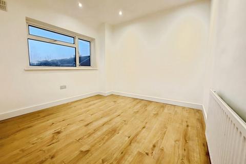 3 bedroom house to rent, Winchester Road, Feltham