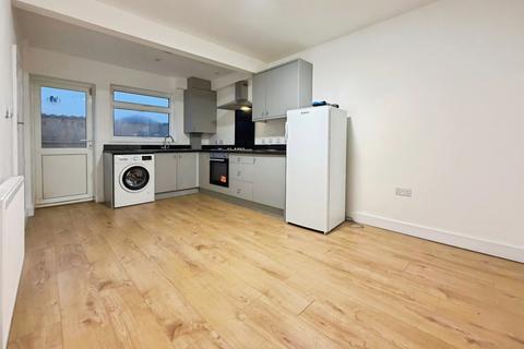 3 bedroom house to rent, Winchester Road, Feltham