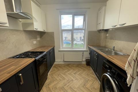 3 bedroom flat to rent, Goldbeaters Grove, HA8