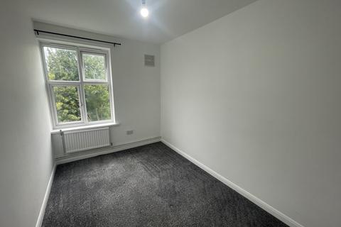 3 bedroom flat to rent, Goldbeaters Grove, HA8