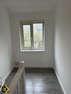 3 bedroom semi-detached house to rent, Camden  gardens, Thornton Heath, Surrey, CR7