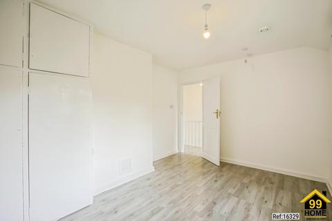3 bedroom semi-detached house to rent, Camden  gardens, Thornton Heath, Surrey, CR7