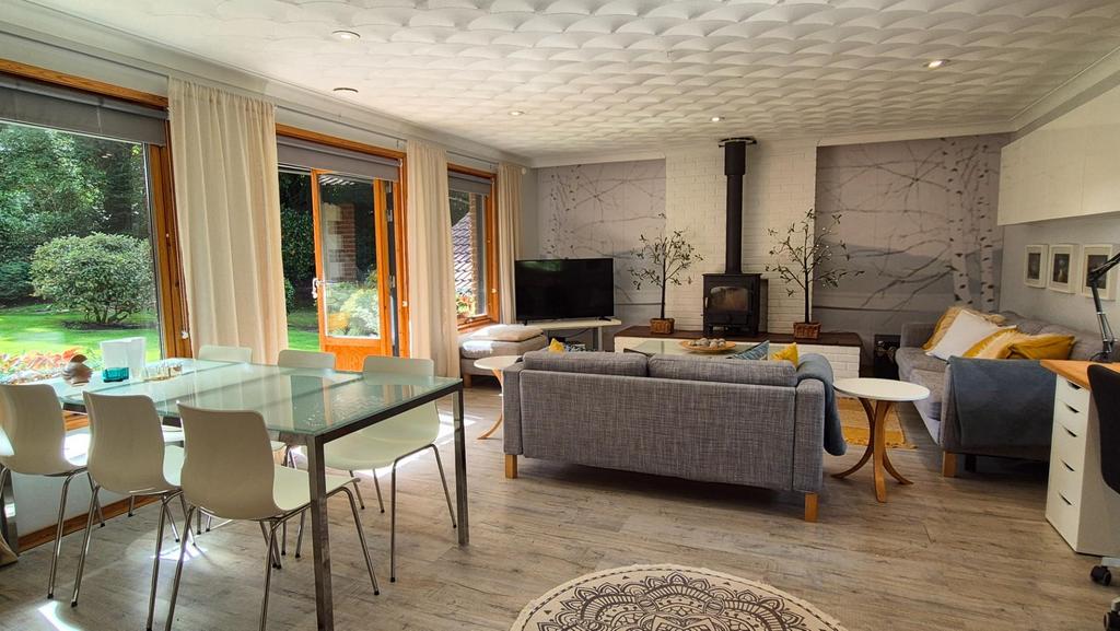 Living Room 02.jpg