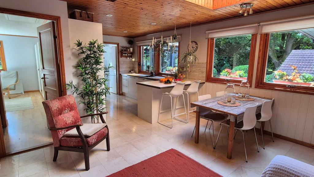 Dining Room 02.jpg