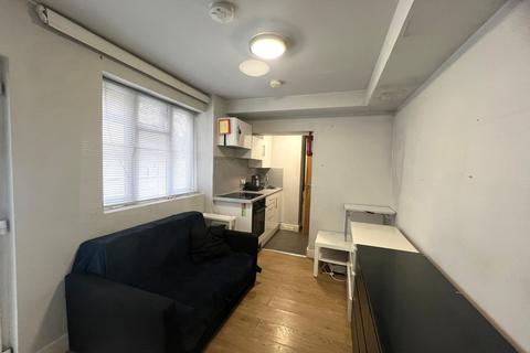 Studio to rent, Gordon Road, Hounslow TW3