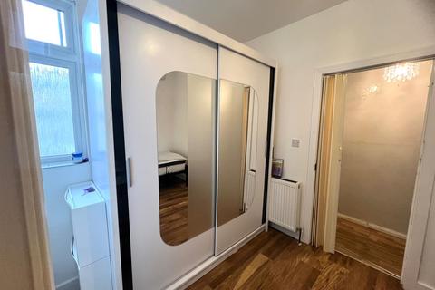 Studio to rent, Gordon Road, Hounslow TW3