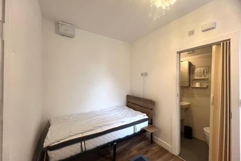 Studio to rent, Gordon Road, Hounslow TW3