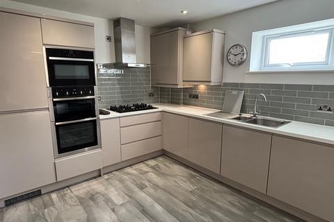 2 bedroom flat to rent, East Cliff Road, Littlehayes, EX7