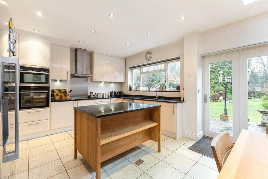 Kitchen/B'fast Room