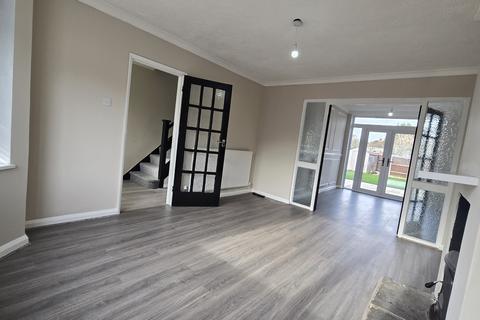 3 bedroom semi-detached house to rent, Grimsbury Drive, Banbury, OX16