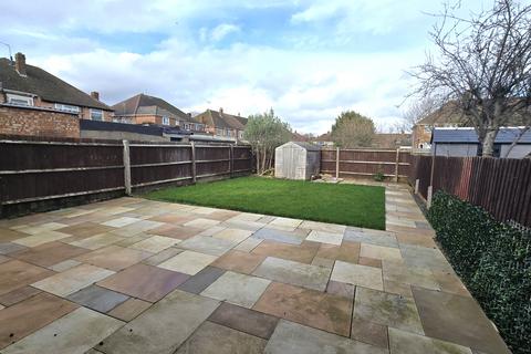 3 bedroom semi-detached house to rent, Grimsbury Drive, Banbury, OX16