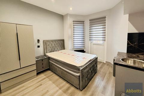 1 bedroom in a house share to rent, Bournemouth Park Road, SOUTHEND-ON-SEA, SS2