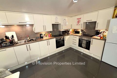 6 bedroom end of terrace house to rent, Cardigan Road, Hyde Park LS6